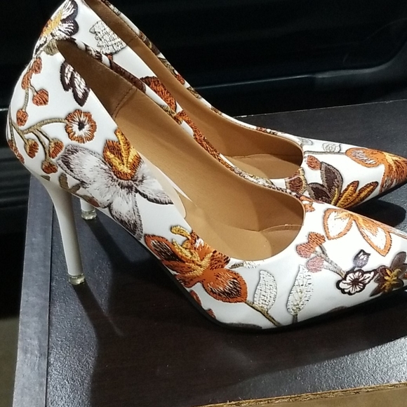 Pumps - Picture 2 of 4